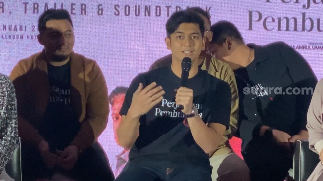 Teuku Ryan bersama sederet pemain Perjalanan Pembuktian Cinta dalam sesi jumpa pers film  di kawasan Melawai, Jakarta, Senin (29/1/2024) [Suara.com/Adiyoga Priyambodo]