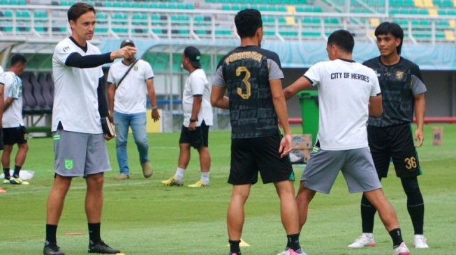 Pelatih Kepala Persebaya Surabaya Paul Munster (kiri) memberikan instruksi saat latihan tim di Stadion Gelora Bung Tomo Surabaya, Senin (29/1/2024). ANTARA/Naufal Ammar Imaduddin