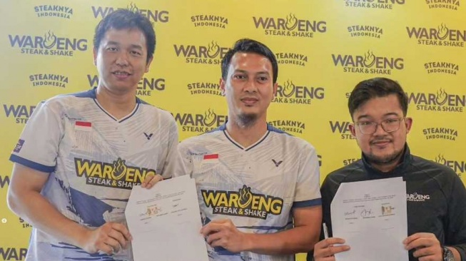 Pasangan ganda putra Indonesia, Hendra Setiawan/Mohammad Ahsan melakukan penandatanganan perpanjangan kontrak dengan sponsor Waroeng Steak & Shake pada Hari Minggu (28/1/2024). [Dok. Instagram/@waroengsteak]