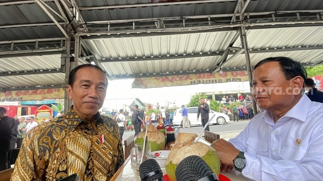 Presiden Jokowi dan Menhan Prabowo makan bakso bareng di Jawa Tengah. (Suara.com/Novian)