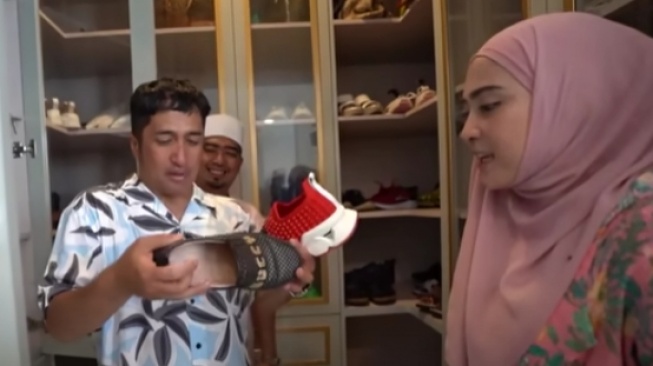 Sepatu limited edition Ustaz Solmed. (YouTube/deHakims Story)