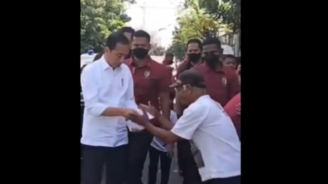 Video Jokowi Bagi-bagi Uang Viral, Ini Penjelasan Lengkapnya