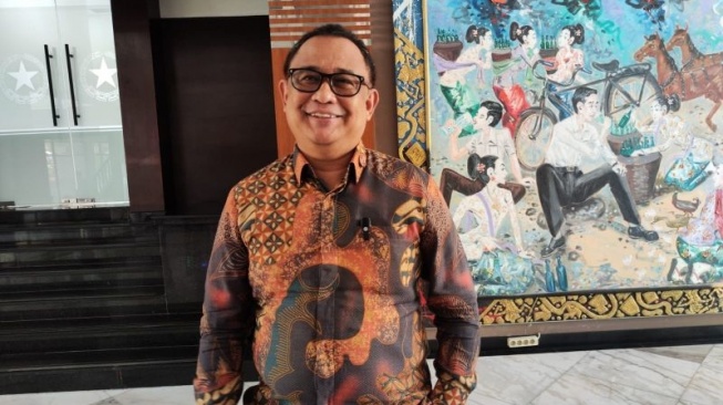 Koordinator Staf Khusus Presiden Ari Dwipayana di area Gedung Kementerian Sekretariat Negara, Jakarta, Selasa (30/1/2024). (ANTARA/Mentari Dwi Gayati)