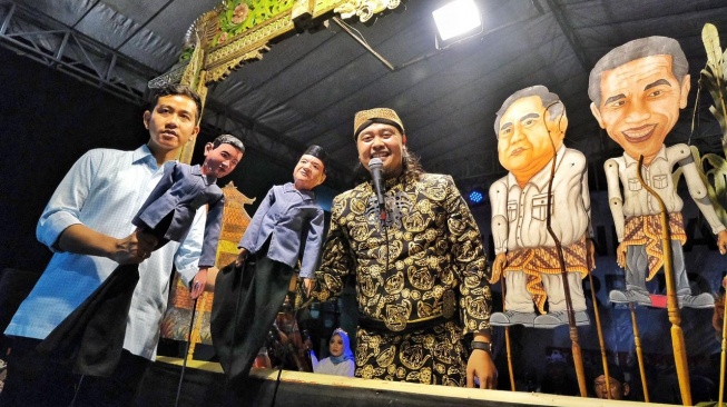 Sambil Nonton Wayang di Brebes, Gibran: PKH, KIS, dan KIP Akan Dilanjutkan