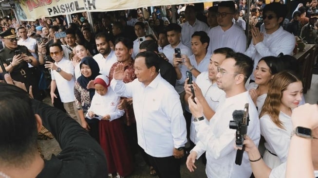 Momen Artis Makan Bakso bareng Presiden Jokowi dan Prabowo (Instagram/raffinagita1717)