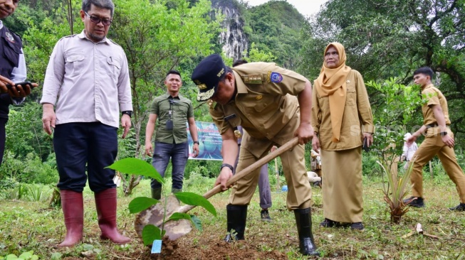 Bahtiar Baharuddin dan Chaidir Syam Tanam Sukun di Kawasan Taman Nasional Bantimurung