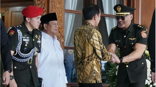 Deddy Corbuzier selaku Letkol Tituler TNI AD ikut menghadiri peresmian Graha Akademi Militer (Akmil) di Magelang, Jawa Tengah, pada Senin (29/1/2024) bersama Presiden Jokowi dan Menteri Pertahanan Prabowo Subianto. [Instagram/letkoltitulerdc]