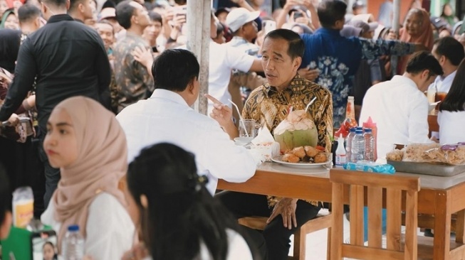 Momen Artis Makan Bakso bareng Presiden Jokowi dan juga Prabowo (Instagram/raffinagita1717)