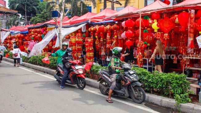 Pengunjung mencari pernak-pernik Imlek di kawasan Glodok, Jakarta, Selasa (30/1/2024). [Suara.com/Alfian Winanto]