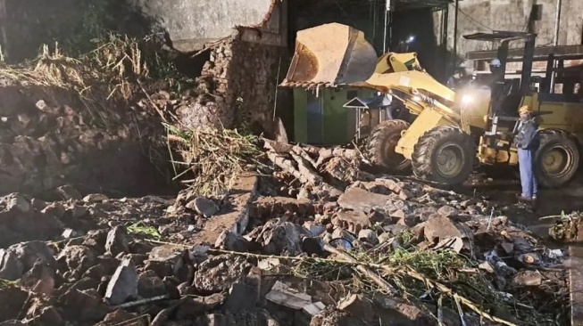 Kota Batu Banjir, Tembok Setinggi 8 Meter Ambruk