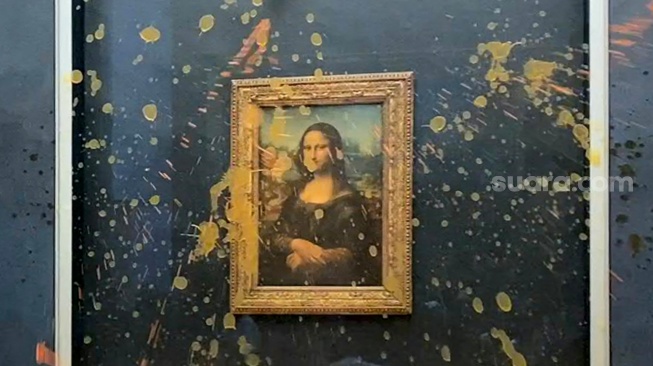 Gambar yang diambil dari rekaman AFPTV ini menunjukkan lukisan "Mona Lisa" (La Joconde) karya Leonardo Da Vinci disiram sup setelah dua aktivis lingkungan dari kelompok yang dijuluki "Riposte Alimentaire" melemparkan makanan ke karya seni tersebut di museum Louvre, Paris, Prancis, Minggu (28/1/2024). [CANTINIAUX / AFPTV / AFP]
