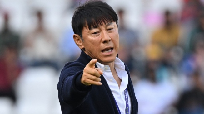 Pelatih Timnas Indonesia Shin Tae-yong (STY) memimpin timnya berlaga di Piala Asia Qatar 2023. [HECTOR RETAMAL / AFP]