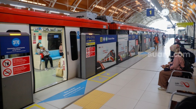 Penumpang memasuki kereta LRT Jabodebek di Stasiun Dukuh Atas, Jakarta, Selasa (30/1/2024). [Suara.com/Alfian Winanto]