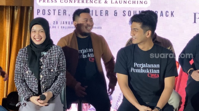 Dea Annisa tampil berhijab bersama Teuku Ryan di sesi jumpa pers film Perjalanan Pembuktian Cinta di kawasan Melawai, Jakarta, Senin (29/1/2024). [Suara.com/Adiyoga Priyambodo]