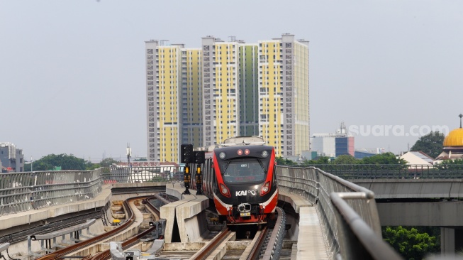 Rangkaian Kereta LRT Jabodebek memasuki Stasiun Dukuh Atas, Jakarta, Selasa (30/1/2024). [Suara.com/Alfian Winanto]