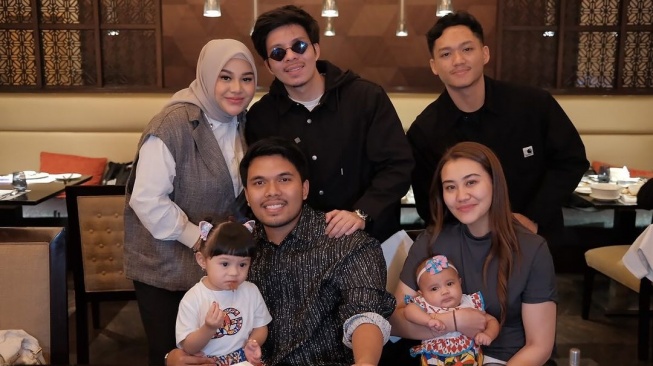 Aurel Hermansyah dan Atta Halilintar foto bareng Thariq Halilintar (Instagram/@aurelie.hermansyah)