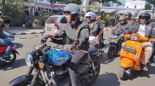 Gaya Gibran Rakabuming Gunakan Moge ketika Kampanye di tempat Bandung, Jawa Barat. (Foto: Tangkapan Layar)