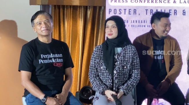 Dea Annisa tampil berhijab bersama Donny Damara di sesi jumpa pers film Perjalanan Pembuktian Cinta di kawasan Melawai, Jakarta, Senin (29/1/2024). [Suara.com/Adiyoga Priyambodo]