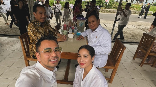 Raffi Ahmad dan Nagita Slavina berfoto dengan Presiden Jokowi dan Menhan Prabowo Subianto di Magelang (29/1/2024) [sumber: instagram raffinagita1717]