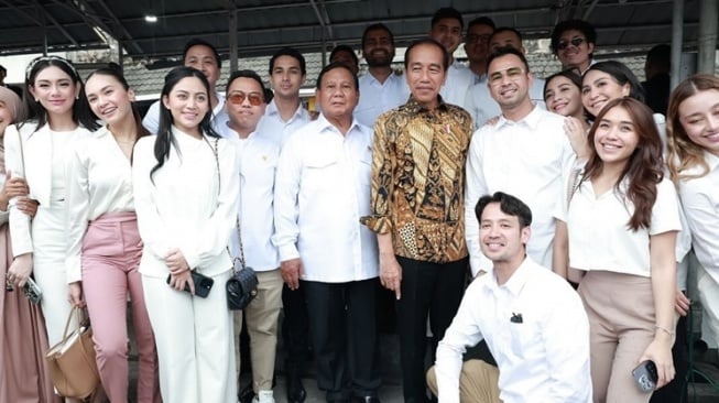 Momen Artis Makan Bakso bareng Presiden Jokowi dan Prabowo (Instagram/prabowo)