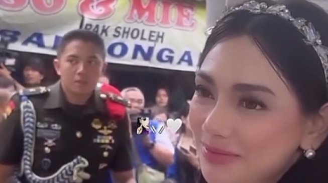 Tatapan Mupeng Celine Evangelista Lihat Paras Tampan Ajudan Prabowo Mayor Teddy [Tangkap layar Tiktok]