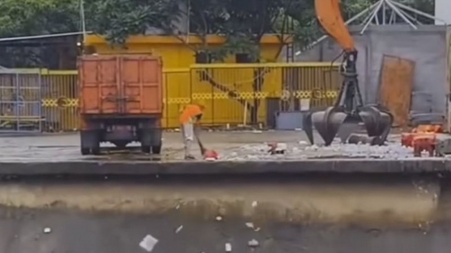 Nasib Petugas Kebersihan Usai Viral Kepergok Buang Sampah Sembarangan Di Pintu Air Manggarai