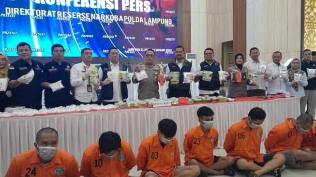 Polda Lampung menangkap 8 orang anggota jaringan Fredy Pratama. [Lampungpro.co]