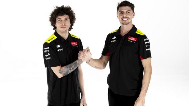 Marco Bezzecch dan Fabio Di Giannantonio dalam busana berlogo Omini dari Kappa® [Pertamina Enduro VR46 Racing Team] 