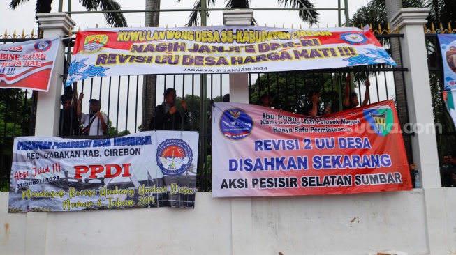 Massa Gabungan dari Kepala Desa se-Indonesia  saat melakukan aksi di depan Gedung DPR RI, Jakarta, Rabu (31/1/2024). [Suara.com/Alfian Winanto]