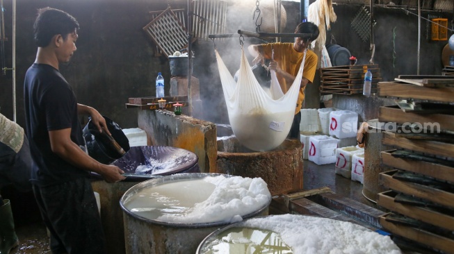 Pekerja menyelesaikan pembuatan tahu di pabrik kawasan Duren Tiga, Jakarta, Rabu (31/1/2024). [Suara.com/Alfian Winanto]