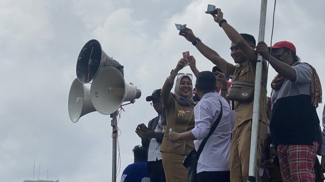 Usai Bakar Poster di Depan Gedung DPR, Perangkat Desa Dangdutan Sambil Nyawer Ibu Kades