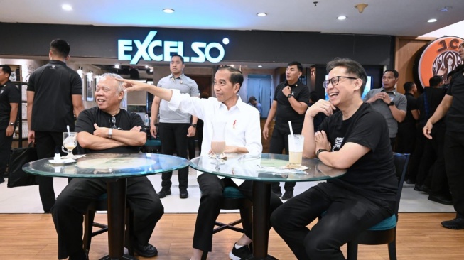 Presiden Joko Widodo atau Jokowi ngopi bersama Menteri Kesehatan Budi Gunadi Sadikin dan Menteri Pekerjaan Umum dan Perumahan Rakyat Basuki Hadimuljono di Plaza Malioboro, Yogyakarta, Selasa (30/1/2024). (Kris - Biro Pers Sekretariat Presiden)