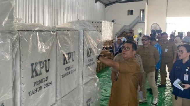 Akmal Malik periksa logistik pemilu di KPU Balikpapan. [Inibalikpapan.com]