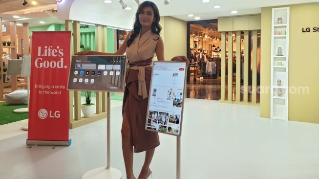 LG StanbyME hadir di Jakarta, Selasa (30/1/2024). [Suara.com/Dythia Novianty]