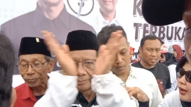 Ditanya Kabar Mundur dari Menkopolhukam, Mahfud MD hanya Mengangkat Tangan