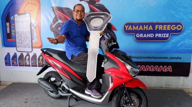 Konsumen atas nama Suparyana menerima hadiah Yamaha FreeGo di dealer Yamaha Sumber Baru Motor, Kalasan Yogyakarta [PT Yamaha Indonesia Motor Manufacturing].