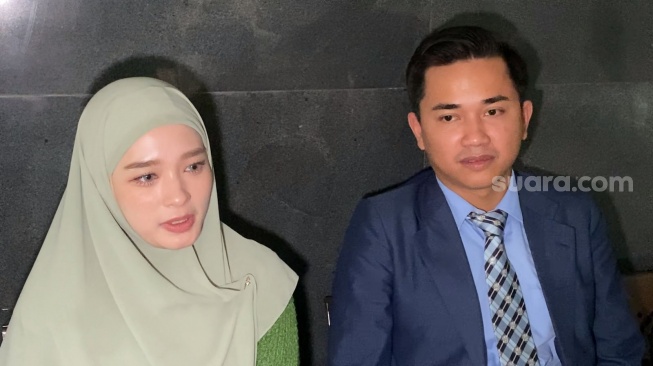 Inara Rusli di Pengadilan Negeri Jakarta Pusat, Rabu (31/12/2024). [Suara.com/Adiyoga Priyambodo]