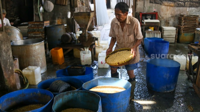 Pekerja menyelesaikan pembuatan tahu di pabrik kawasan Duren Tiga, Jakarta, Rabu (31/1/2024). [Suara.com/Alfian Winanto]