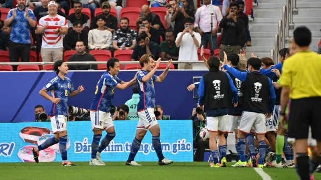 Penyerang Jepang Ayase Ueda merayakan golnya ke gawang Bahrain dalam laga babak 16 besar Piala Asia 2023 di Stadion al-Thumama di Doha pada 31 Januari 2024.HECTOR RETAMAL / AFP