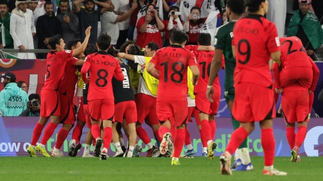 Timnas Korea Selatan merayakan kemenangan atas Arab Saudi pada laga Piala Asia 2023 di Education City Stadium di Al Rayyan, Qatar, Rabu (31/1/2024) dini hari WIB. [Giuseppe CACACE / AFP]