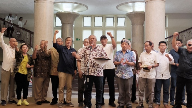 Gubes Fakultas Psikologi UGM, Prof Koentjoro dan civitas akademika menyampaikan Petisi Bulaksumur di Balairung UGM, Yogyakarta, Rabu (31/01/2024). [Kontributor/Putu Ayu Palupi]