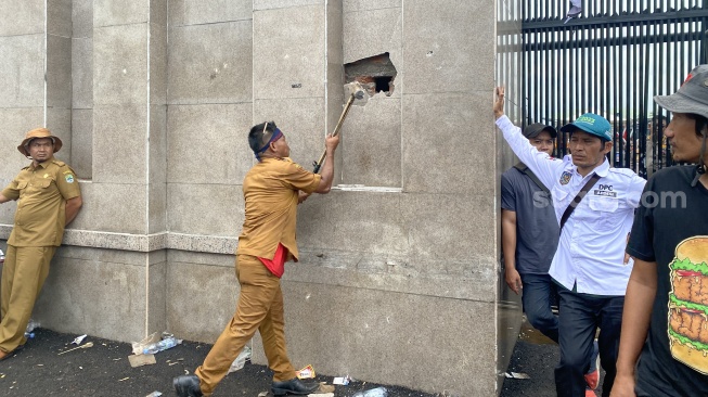 Demo APDESI di Gedung DPR RI yang berakhir bentrok dengan aparat. (Suara.com/Faqih)