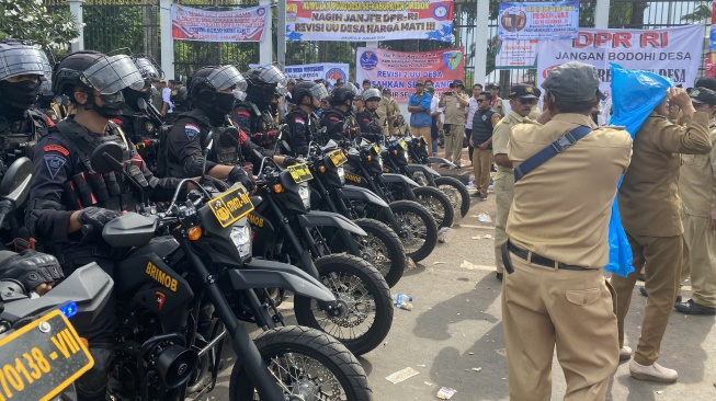 Gara-Gara Surat Undangan, Perangkat Desa Ngamuk di Depan Gedung DPR RI, Kok Bisa?