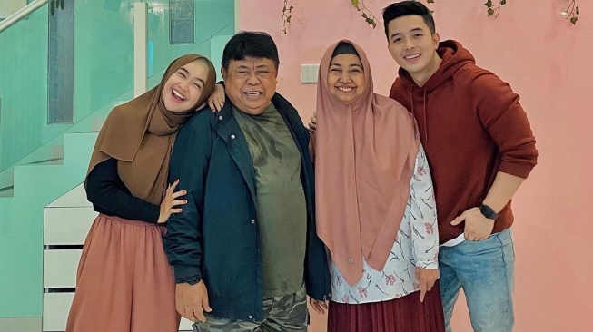 Foto Ria Ricis bersama Dokter Adit. [Instagram]