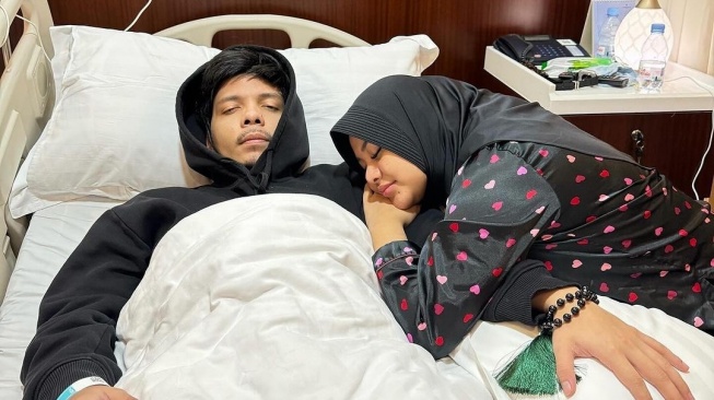 Potret Atta Halintar Lemah Terbaring di Rumah Sakit.  (Instagram/attahalilintar) 