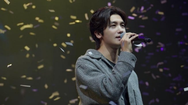 Penampilan Park Hyung Sik di acara fan meeting yang diadakan di Tennis Indoor Senayan, Jakarta pada Sabtu (27/1/2024). [Cr: P&Studio/LIT XPERIENCE/Tons Entertainment]