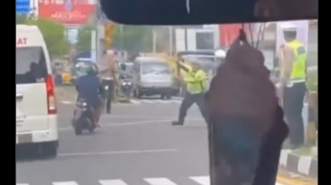 Viral Pemotor Nekat Terobos Iring-iringan Mobil Jokowi hingga Hampir Kena Tempeleng Polisi