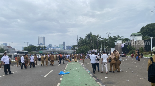 Sempat Ricuh, Massa Kepala Desa di Depan Gedung DPR Bubar usai Lempar Batu Puan Tak Keluar