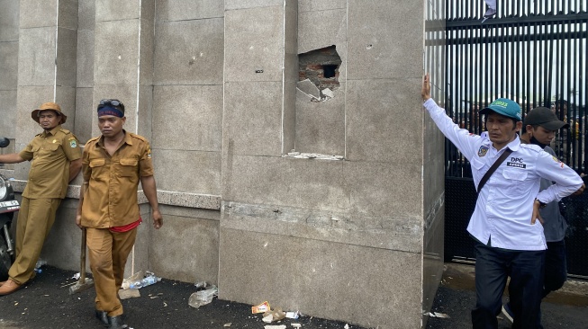 Tembok Pagar Gedung DPR Jebol Dipalu Aparat Desa, Pembatas Besi Roboh Ditarik Pakai Tambang