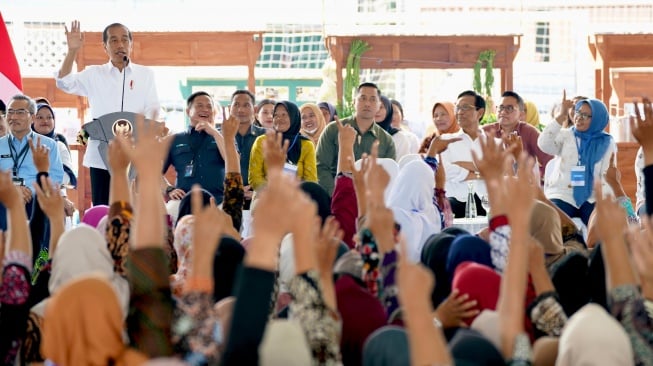 Jokowi Ajak Sultan Jogja Temui 5.000 Nasabah PNM Mekaar di Bantul